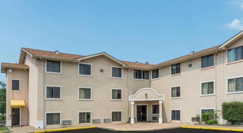 Quality Inn & Suites Earth City Екстериор снимка